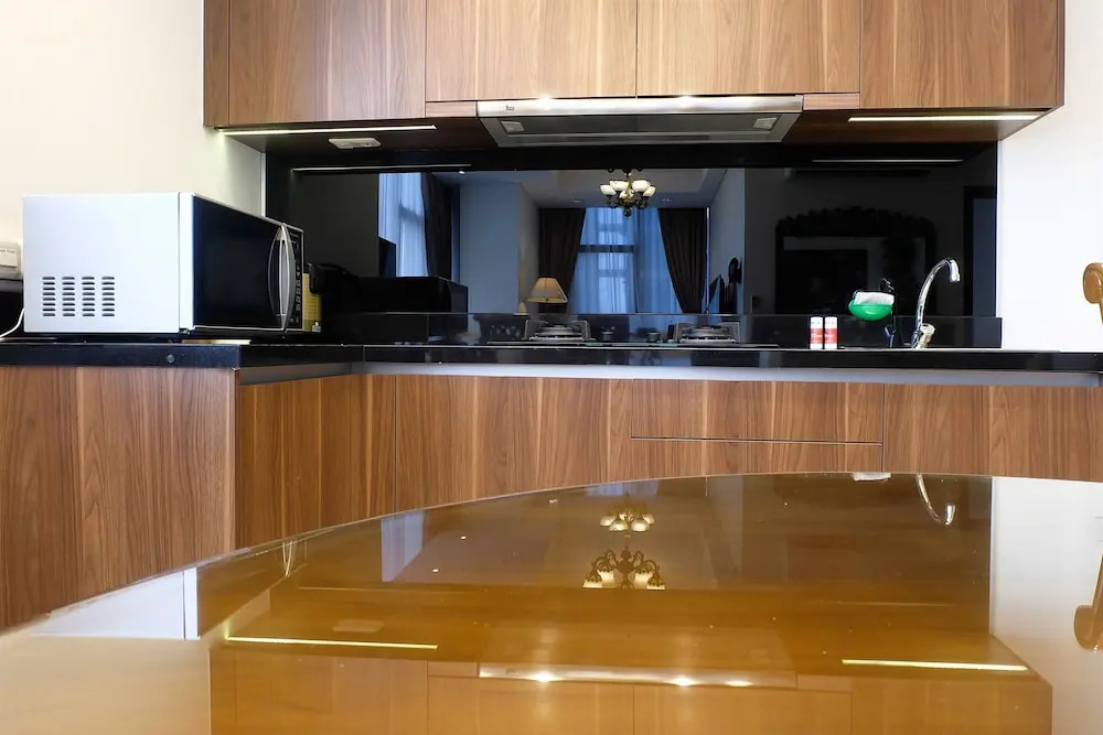 Comfy 2BR LAvenue Apartment By Travelio
