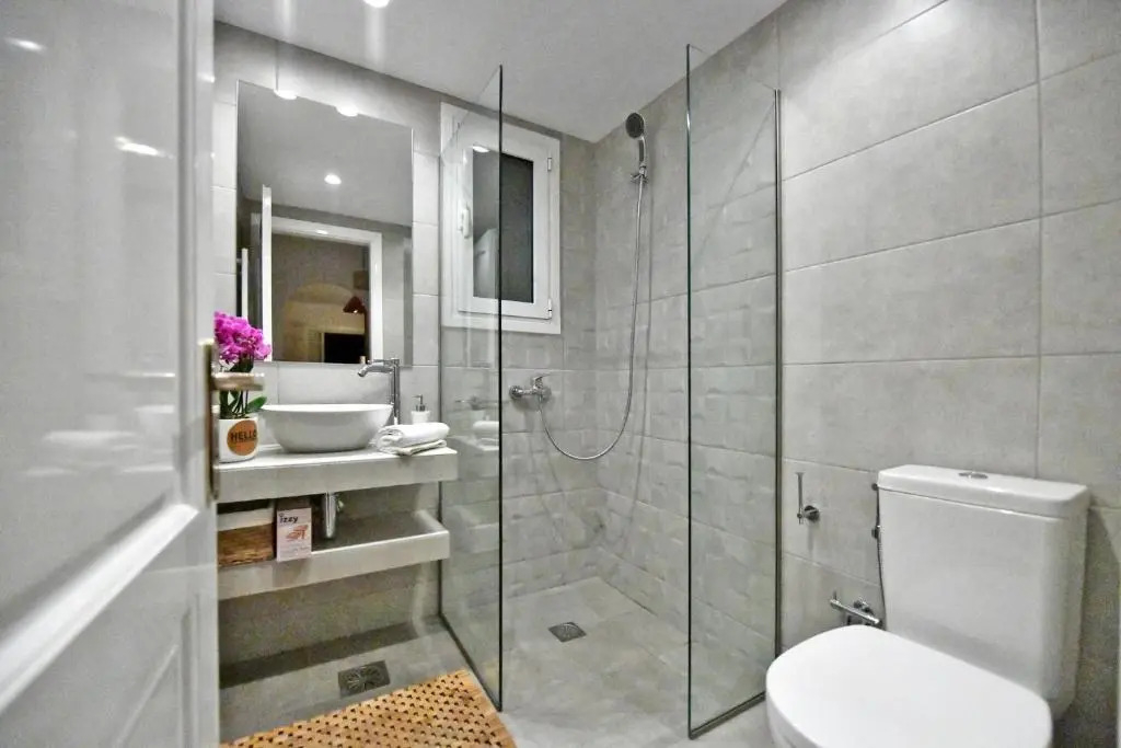 Amazing 2 bedroom apartment overlooking the Marina at Vourkari