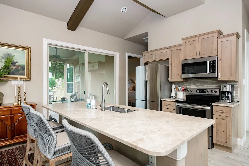 The Century Oak: 3-unit Beside Hidden Falls 4 Bedroom Home