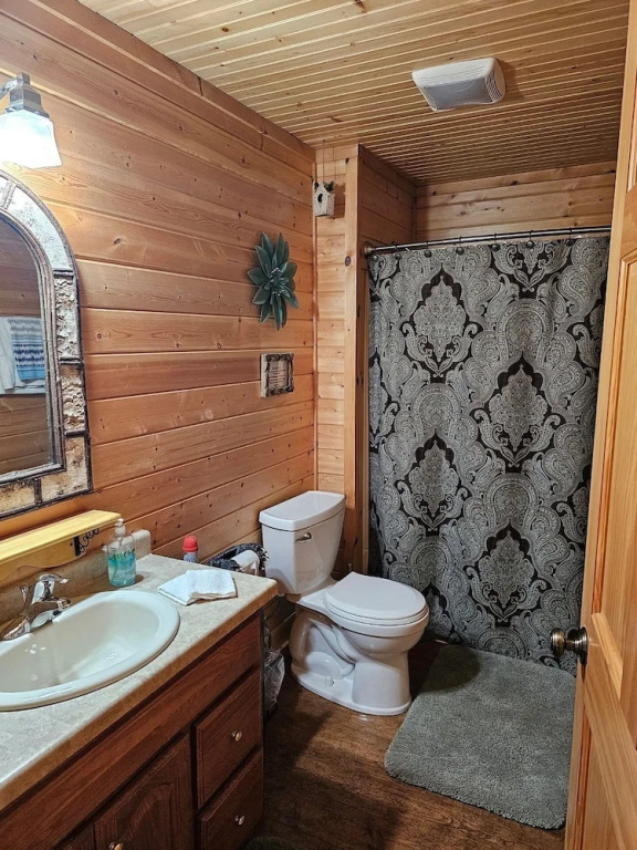 Butler's Bay Teal Lake 4 Bedroom Hotel Room by RedAwning