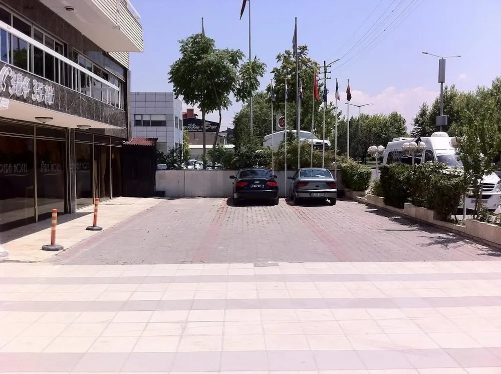 Eyna Hotel