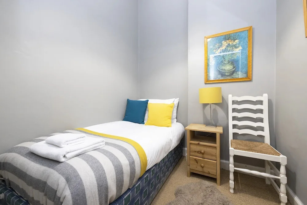 JOIVY 3 Bed Meadows Flat Near Castle & Royal Mile
