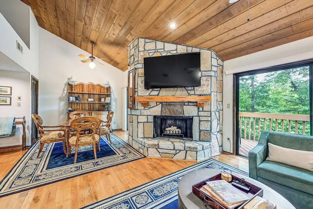 1 Mi to Fairfield Lake: Serene Sapphire Retreat