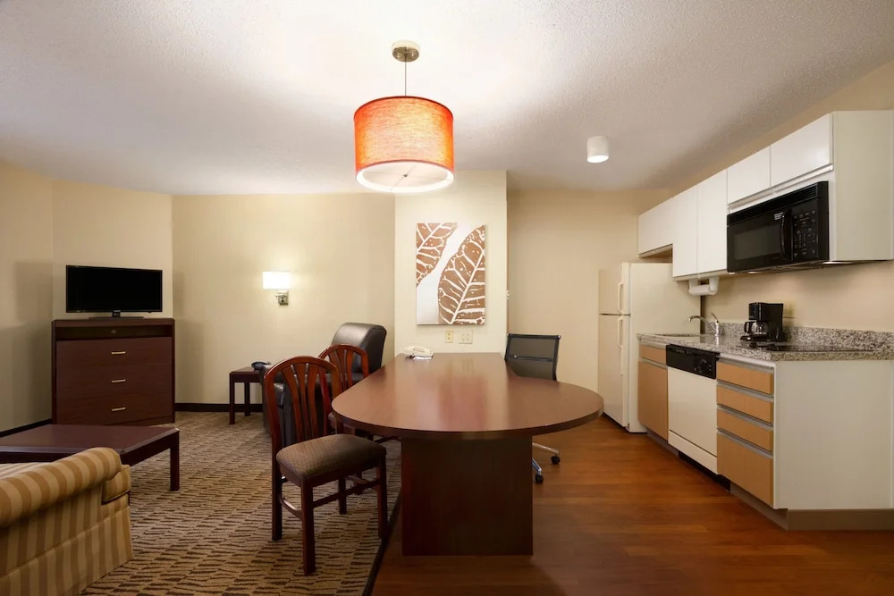 Hawthorn Suites by Wyndham Chicago Schaumburg