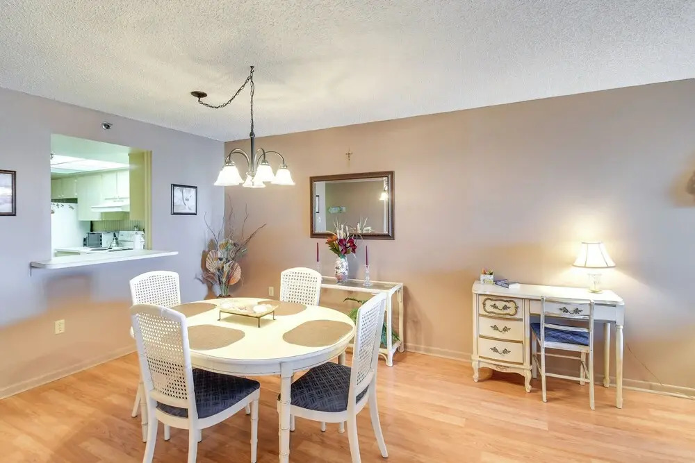 Coastal Condo w/ Balcony: Walk to Madeira Beach!