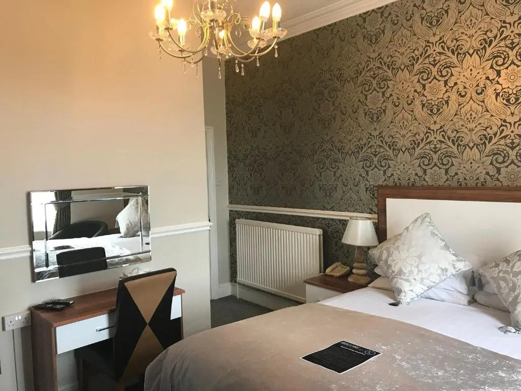Lauriston & Lawton Court Hotel