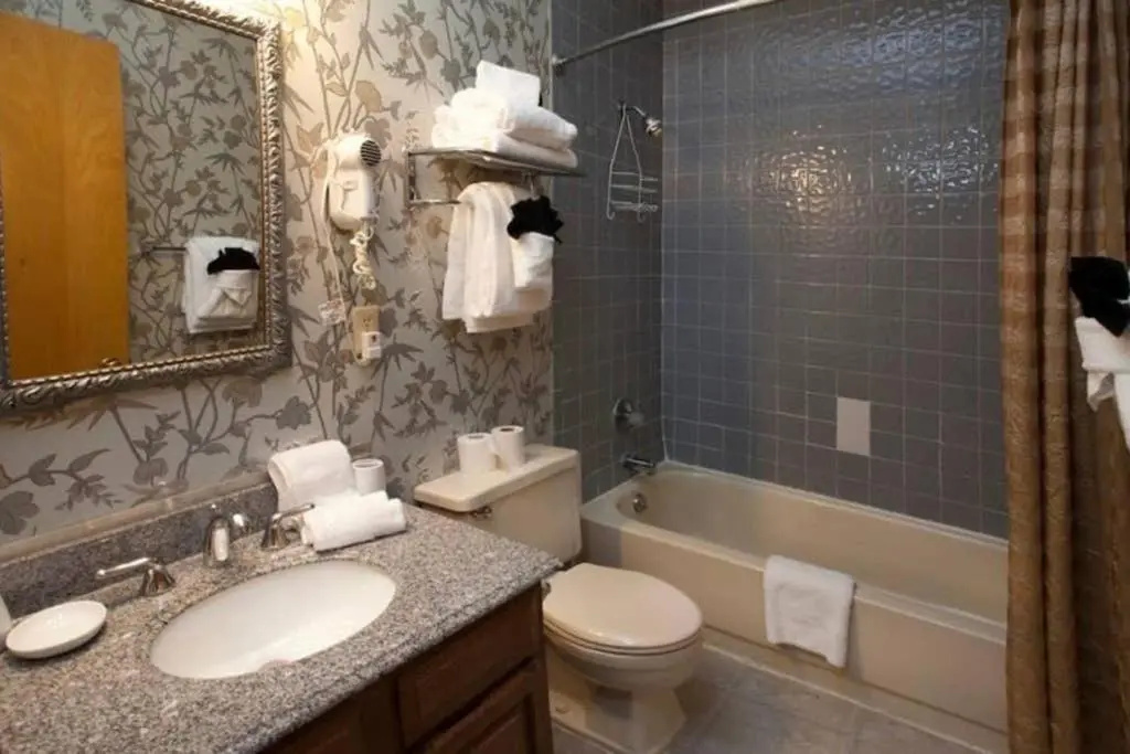 Million Dollar Views! 4 Bedroom, Sleeps 9, close to National Park and 5 mi to Gatlinburg!