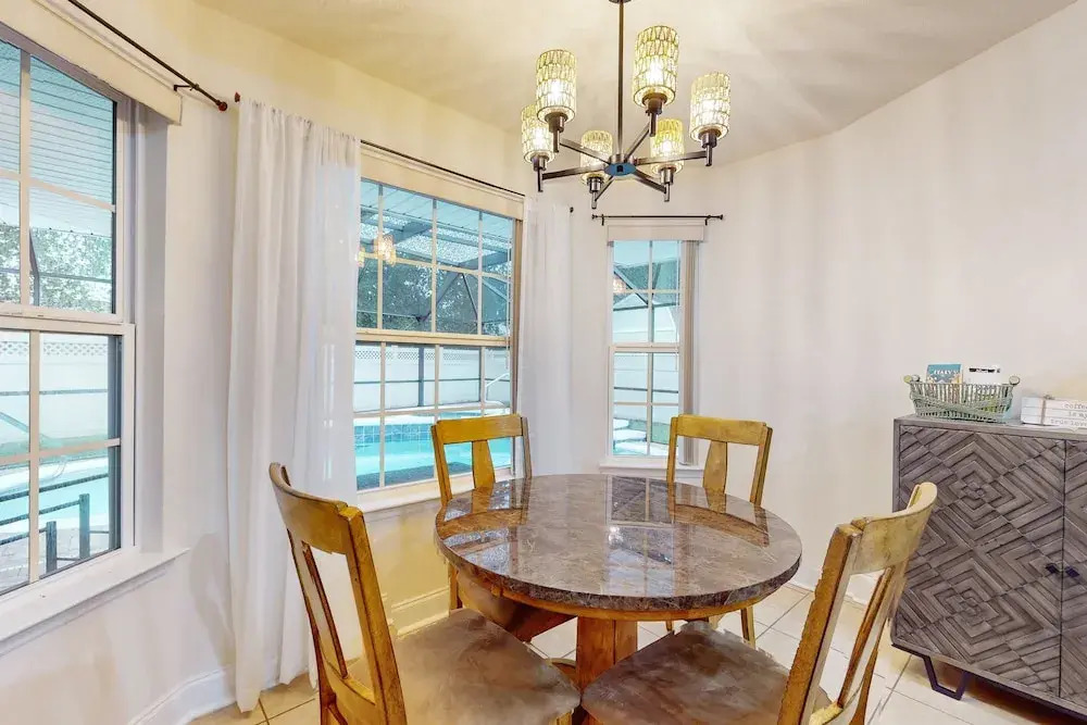 Spacious Home With Private Pool,spa, Gas Grill and Patio