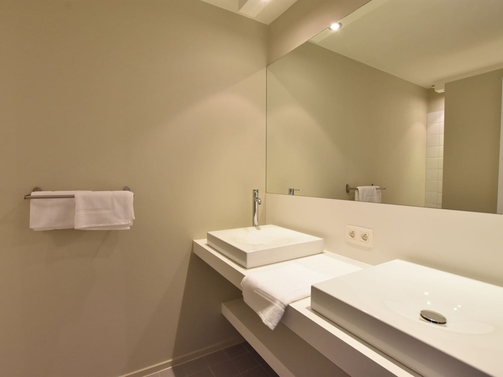 Heated Pool & Beach Access