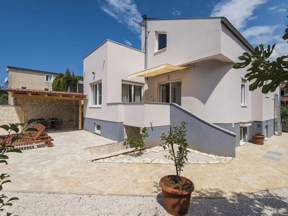 Lovely Holiday House With Private Swimming Pool, Charming Covered Terrace, BBQ