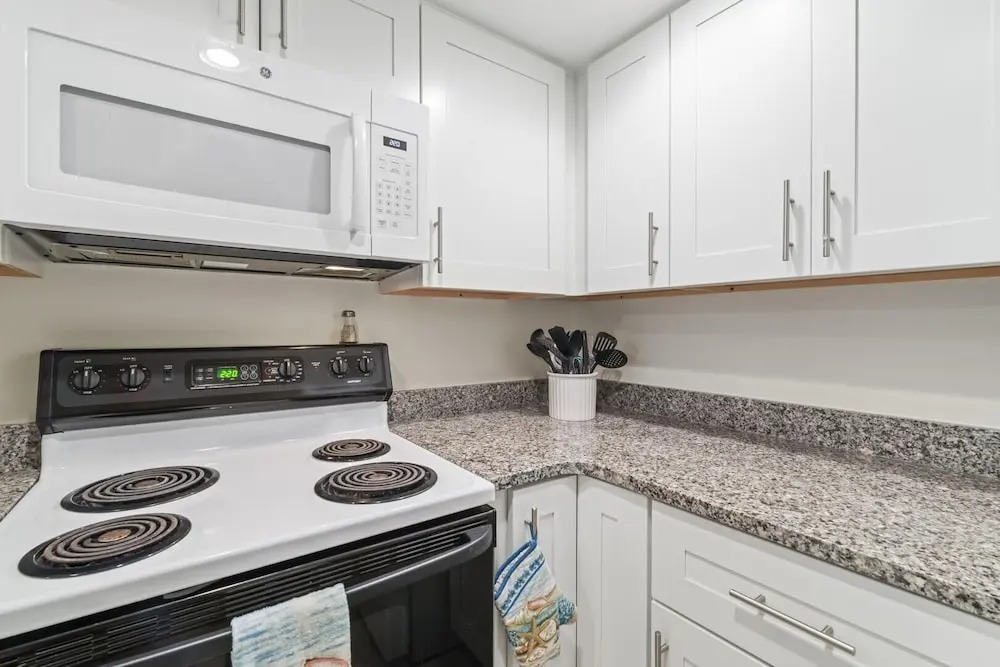 Life's A Beach~oceanfront 2 Bedroom Condo by RedAwning