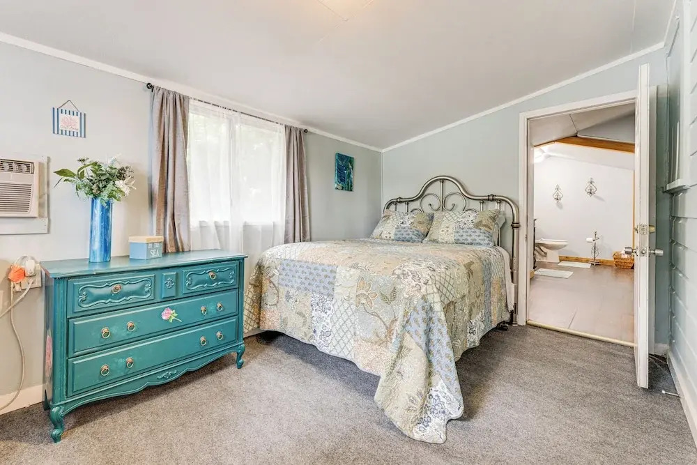Lakefront Cottage in Clear Springs w/ Deck & Patio