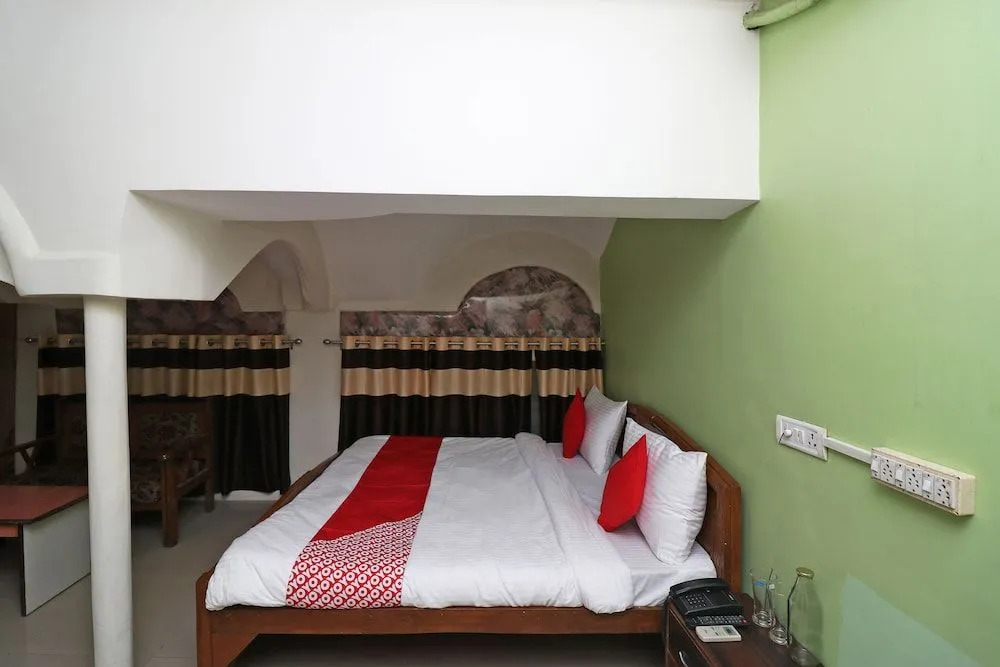 OYO Flagship 19301 Mezbaan International Naka Hindola