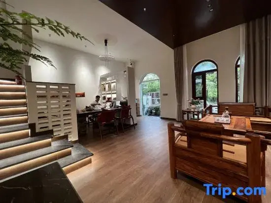 Mangshi Heyi Homestay (Dai Ethnic Ancient Town Golden Pagoda)