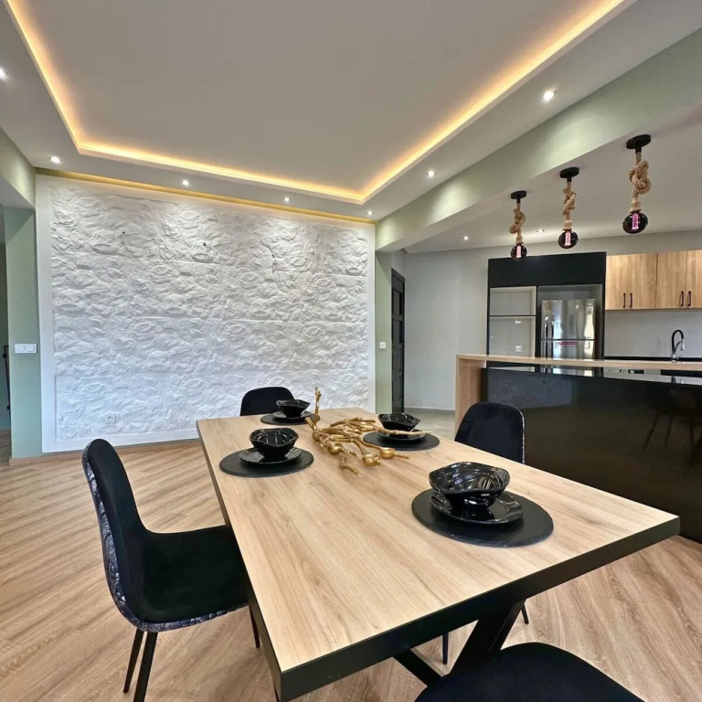 The Tropical Luxury 2BR City Centre Retreat