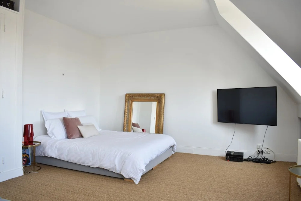 1 Bedroom Apartment Near Champs Elysee