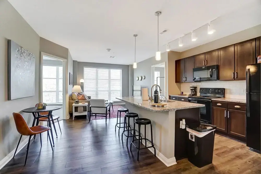 Downtown Designer 2BR Parking W D Gym Pool