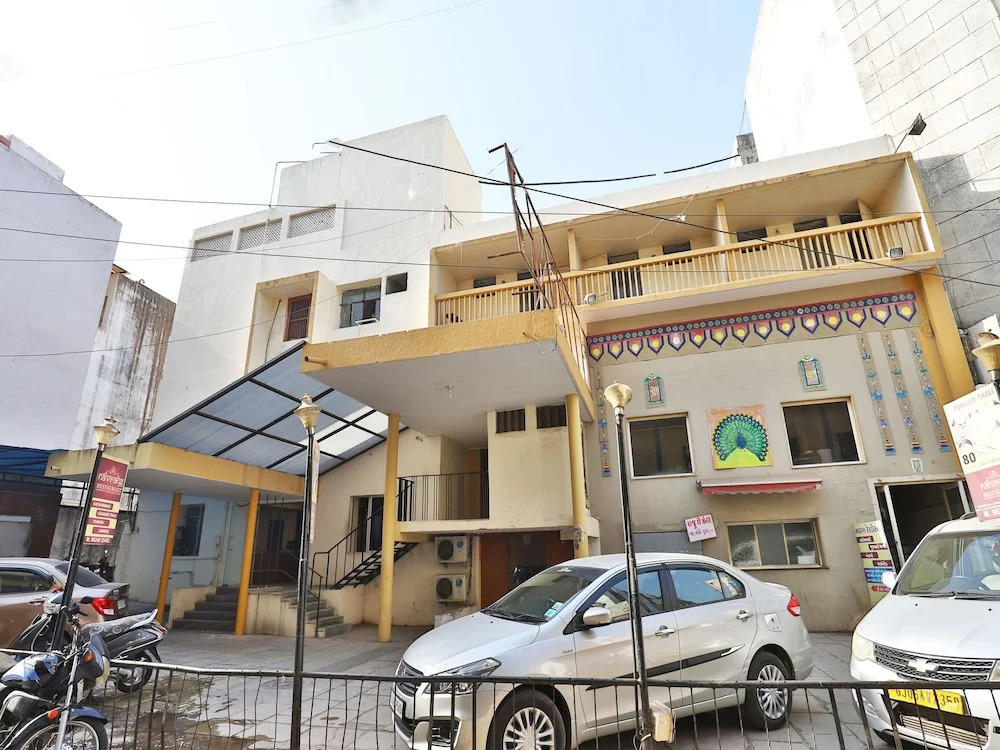 OYO 13668 Hotel Utsav