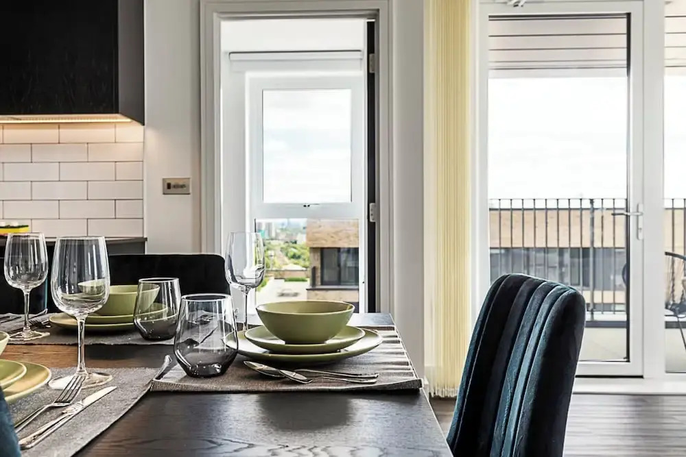 Chic and Sleek Sky-high Apartment