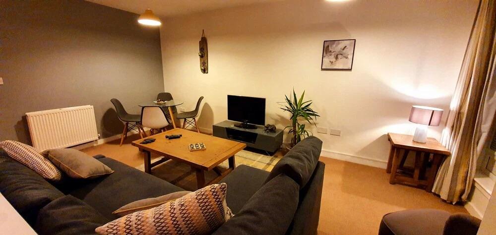 Luxury Apt. Next to Station
