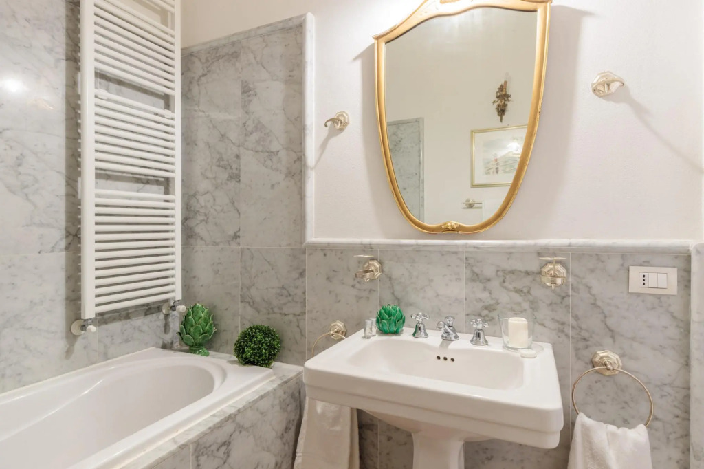 Casa Poggi in Lucca with 5 bedrooms and 3 bathrooms