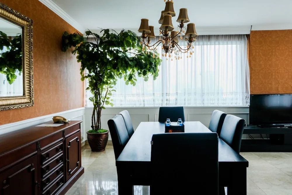 Spacious 2BR Park Royale Apartment