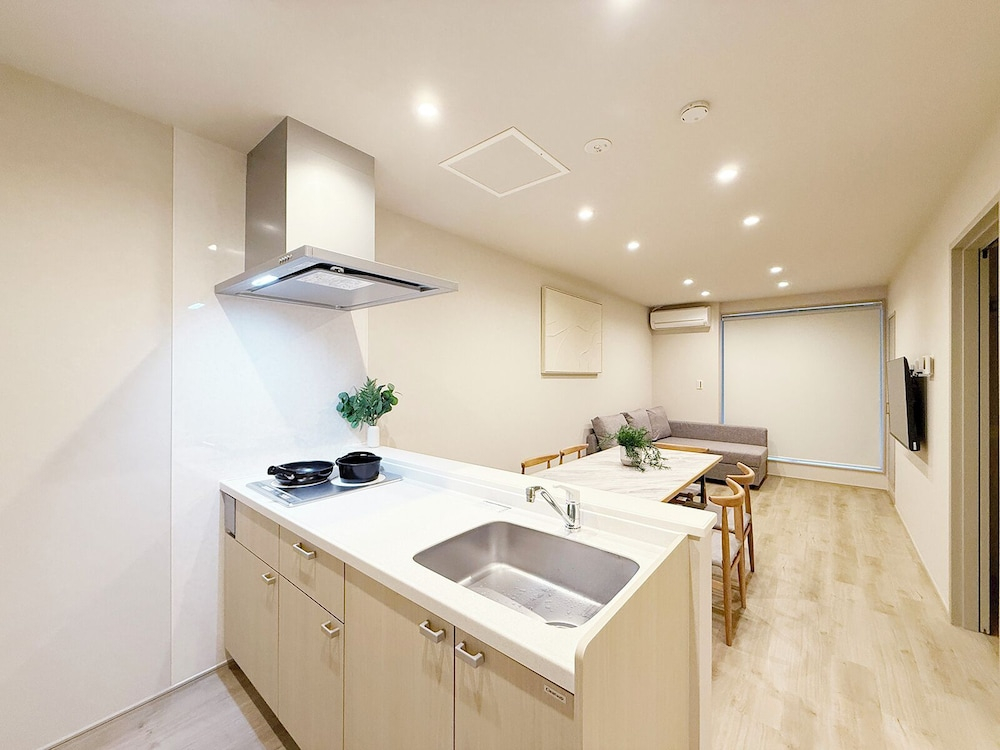 THE SAKAI SUITE by b hotel - New Spacious Apartments