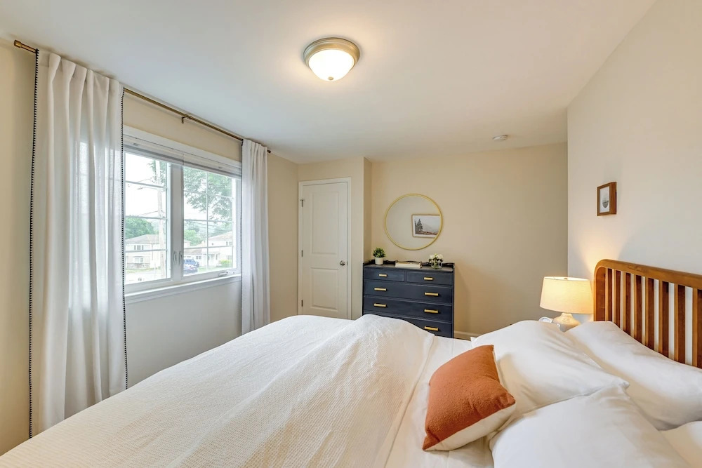 Walk to Shops & Dining: Glen Cove Apt w/ Yard!