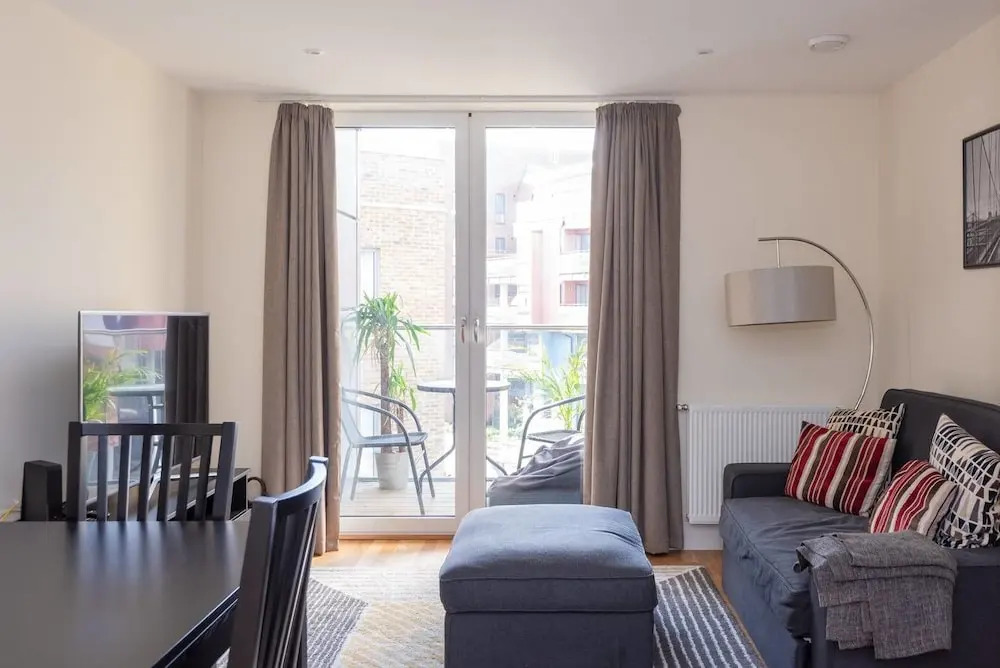 A Beautiful Modern 2 Bedroom Apartment