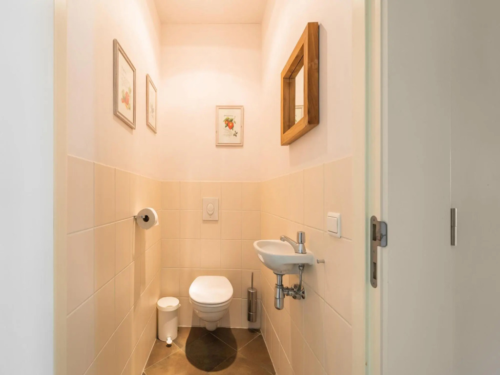 Apartment, located a stone's throw away from the sea.