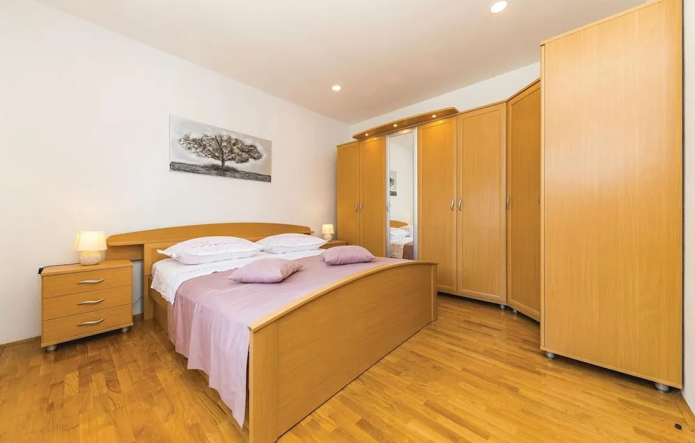 Nice Home in Kastel Kambelovac With Wifi and 4 Bedrooms
