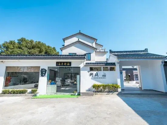Suzhou Taihu Junting Lakeview Homestay with Extra-Large Swimming Pool and Slide