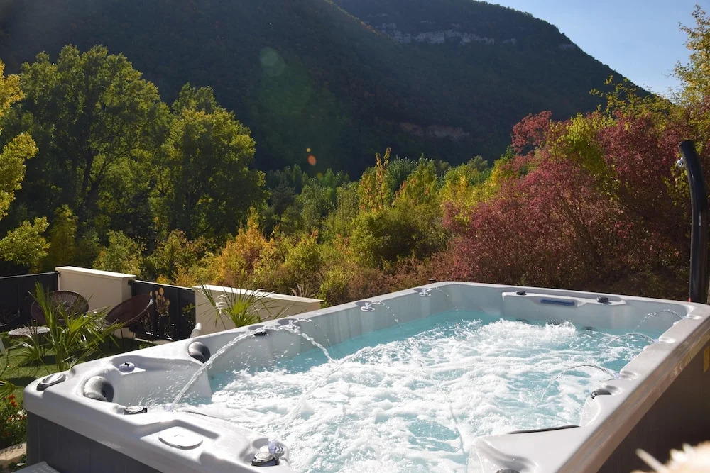 Villa With 4 Bedrooms in Mostuéjouls, With Wonderful Lake View, Privat