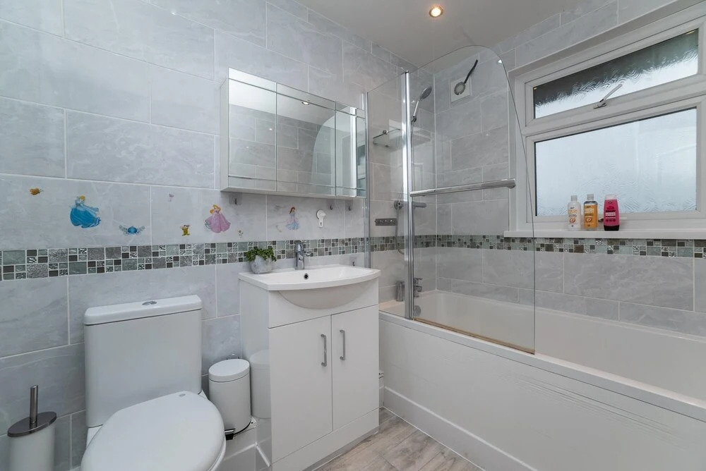 Modern 4 Bedroom House - Free Parking Netflix by WHA for Contractors Relocation Business Travel
