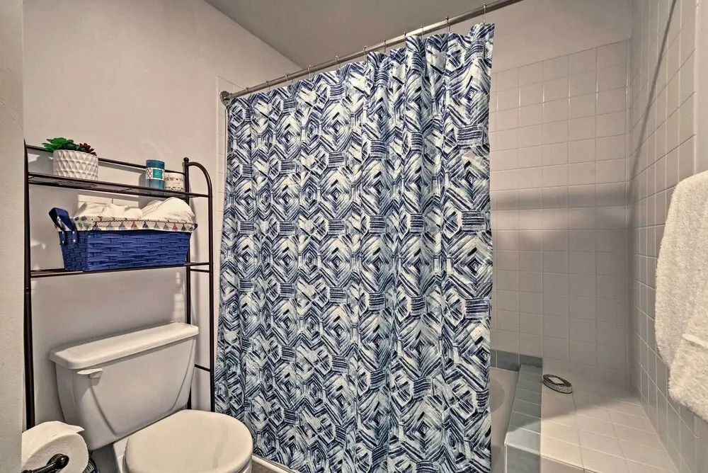 Kailua-kona Condo w/ Lanai, Walk to Beach + Pier!