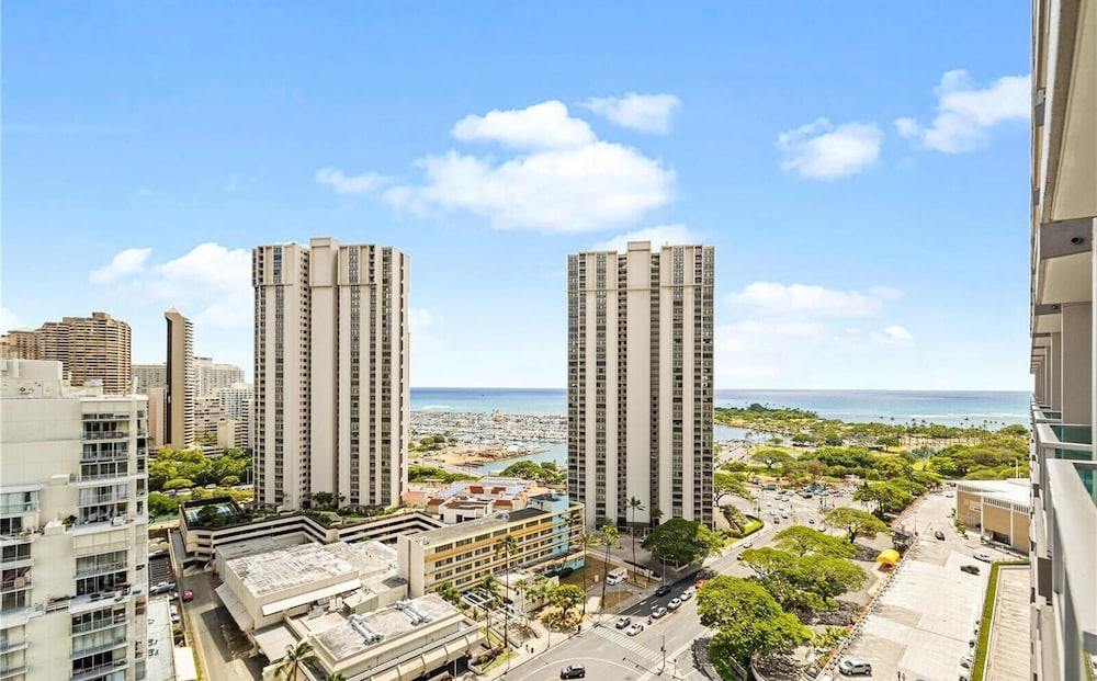 Stunning Ala Moana 2501