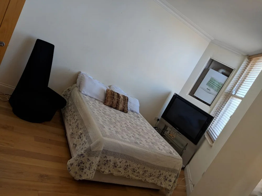 2 Bed Flat by Shoreditch Station Zone 1