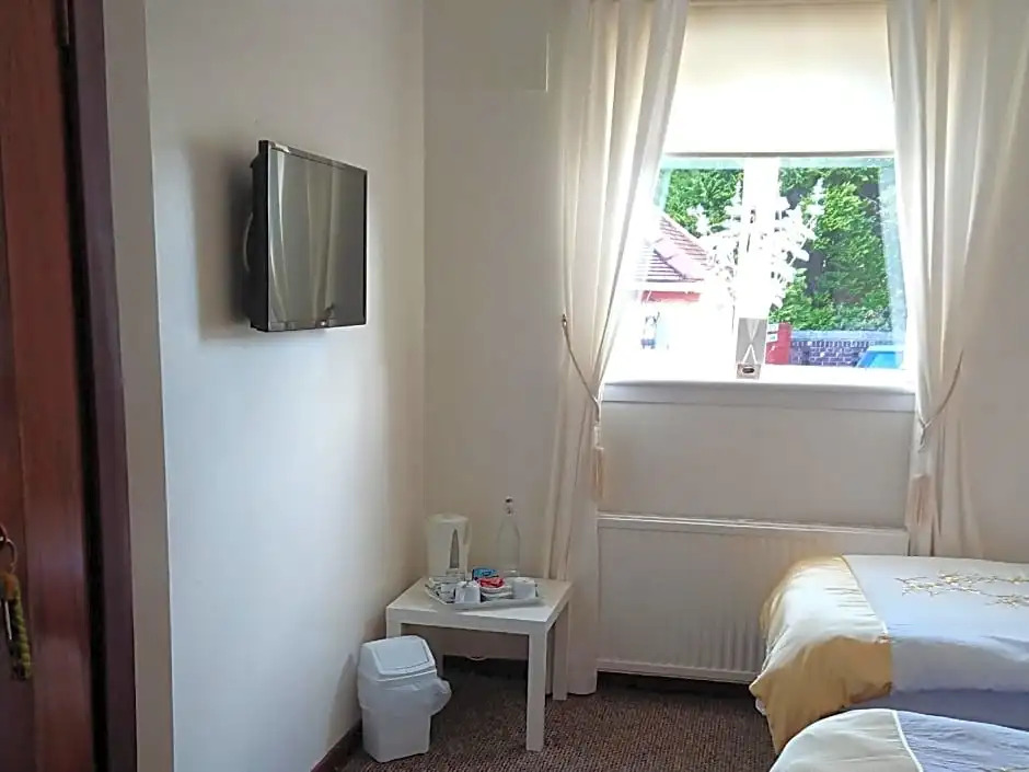 Glenfern Guest House and a separate Cottage with its own private hot tub