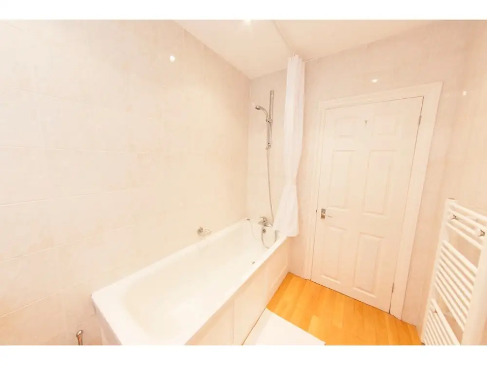 Bright, Airy 2BR Ealing Broadway Flat for 4