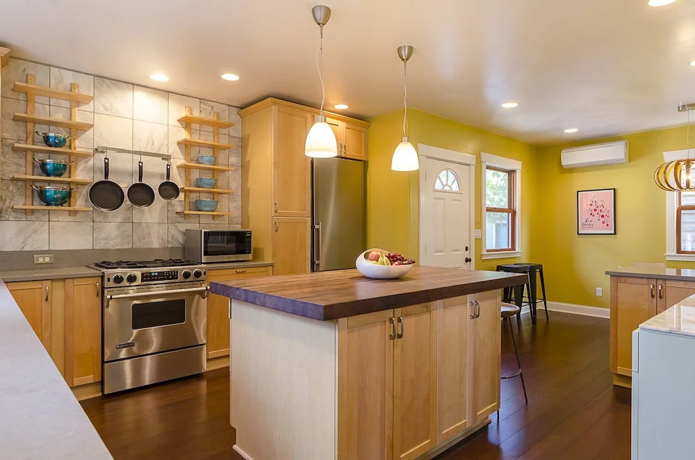 Sleeps 16 Luxurious 6BR Seattle Home