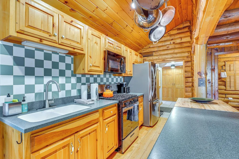 Picture-perfect Vermont Mtn Cabin w/ Hot Tub!