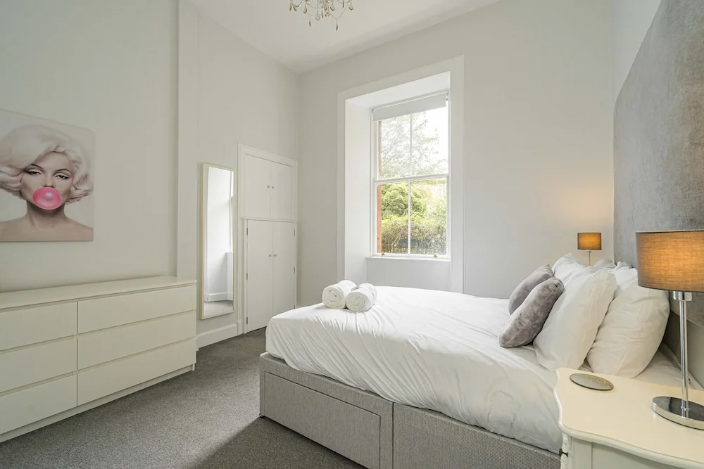 Chic 2 Bedroom Apartment near Old Town