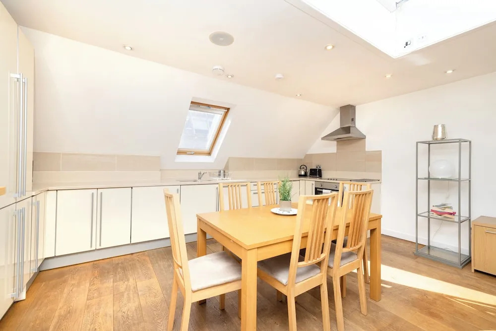 JOIVY Quiet Mews Street Apartment in the Heart of Edinburgh