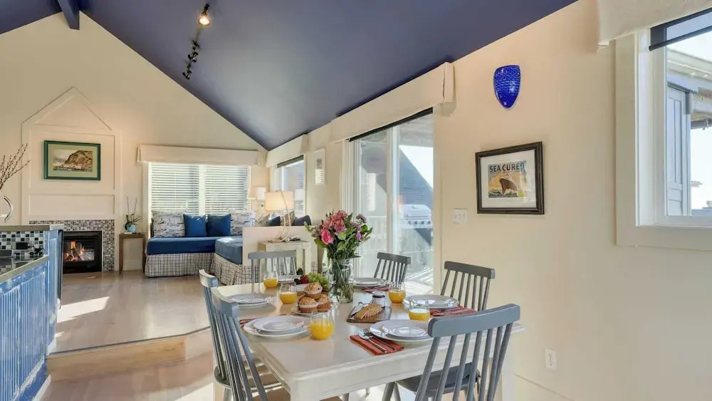 Beachside Retreat w/ Hot Tub, Balcony Dining & Blue-ceiling Charm Sea Cured by Avantstay