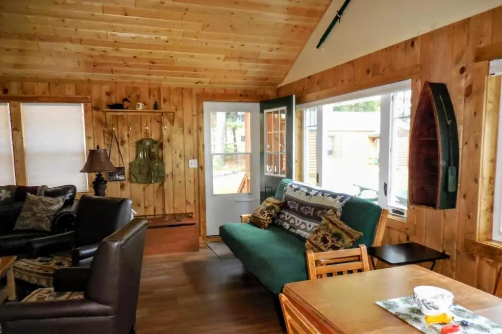 Knotty Pine- White Pine