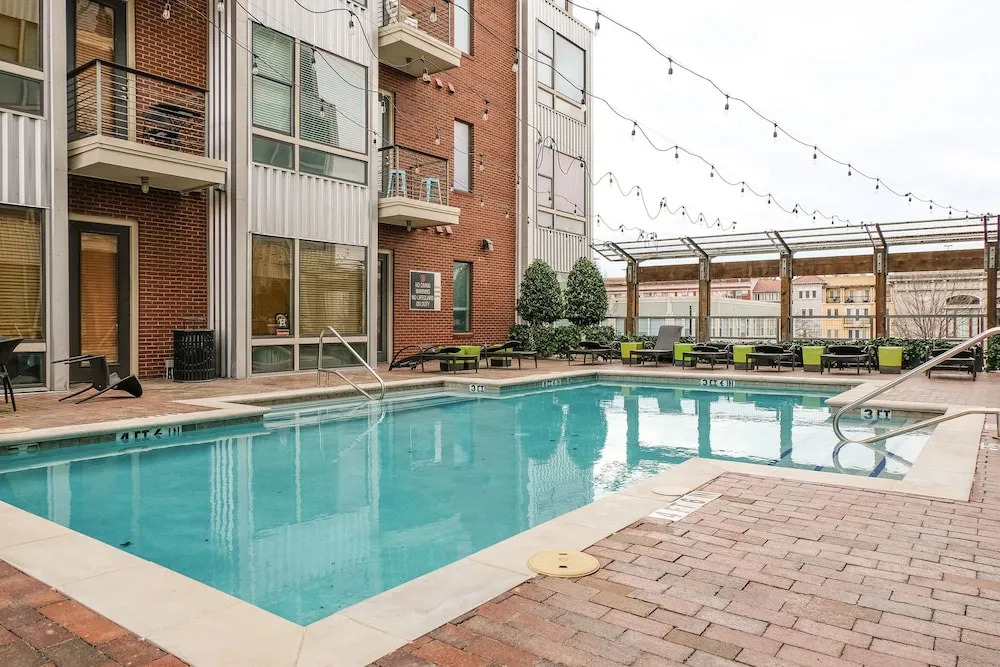1 BR Uptown Apt close to shopping by Frontdesk