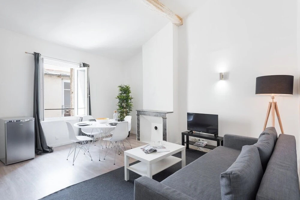 Large 1 Bedroom Apartment "rue de la Loge"!