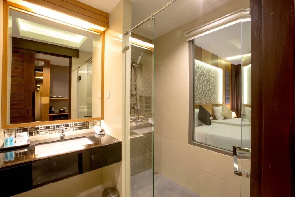 Aqua Resort Phuket - Near Beach and Chalong Pier
