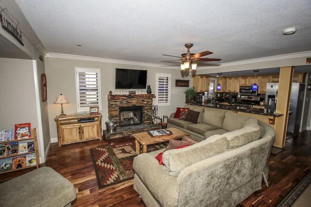 Snow Summit Getaway - 3 Br home by RedAwning