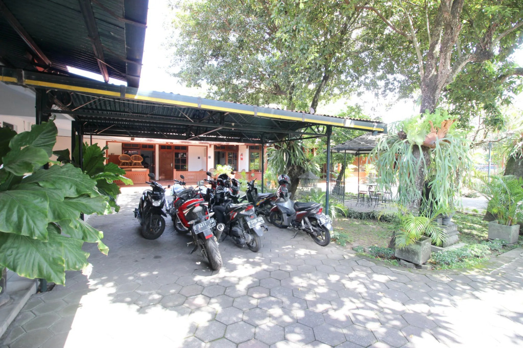 RedDoorz Plus near Alun Alun Selatan 2